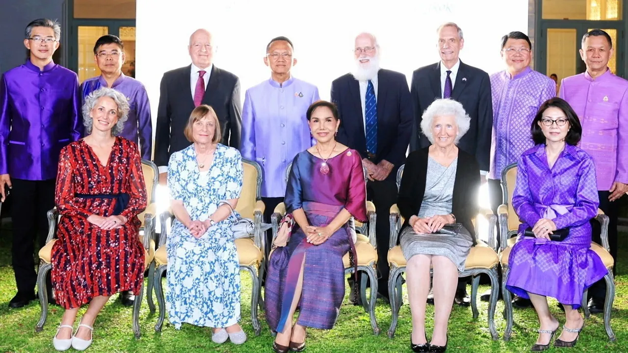 ดีใจด้วย - สมศักดิ์ เทพสุทิน รมว.สาธารณสุข เป็นประธานในงานเลี้ยงแสดงความยินดีแก่ ศ.ดร.โทนี ฮันเตอร์ และ ศ.โจนาธาน พี. เชฟเพิร์ด ผู้ที่ได้รับพระราชทานรางวัลสมเด็จเจ้าฟ้ามหิดล โดยมี นพ.ทวีศิลป์ วิษณุโยธิน มาร่วมงานด้วย ที่โรงแรมแมนดาริน โอเรียนเต็ล วันก่อน.