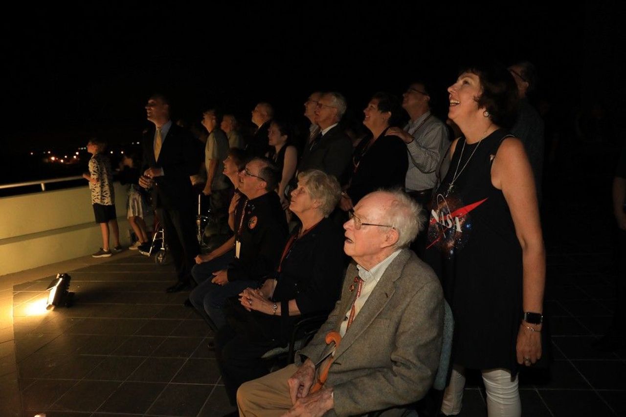 ยูจีน ปาร์กเกอร์ (มุมล่างขวา) ขณะชมการปล่อยยานปาร์กเกอร์โซลาร์โพรบ ขึ้นสู่อวกาศ (ขอบคุณภาพ : NASA/Glenn Benson) 