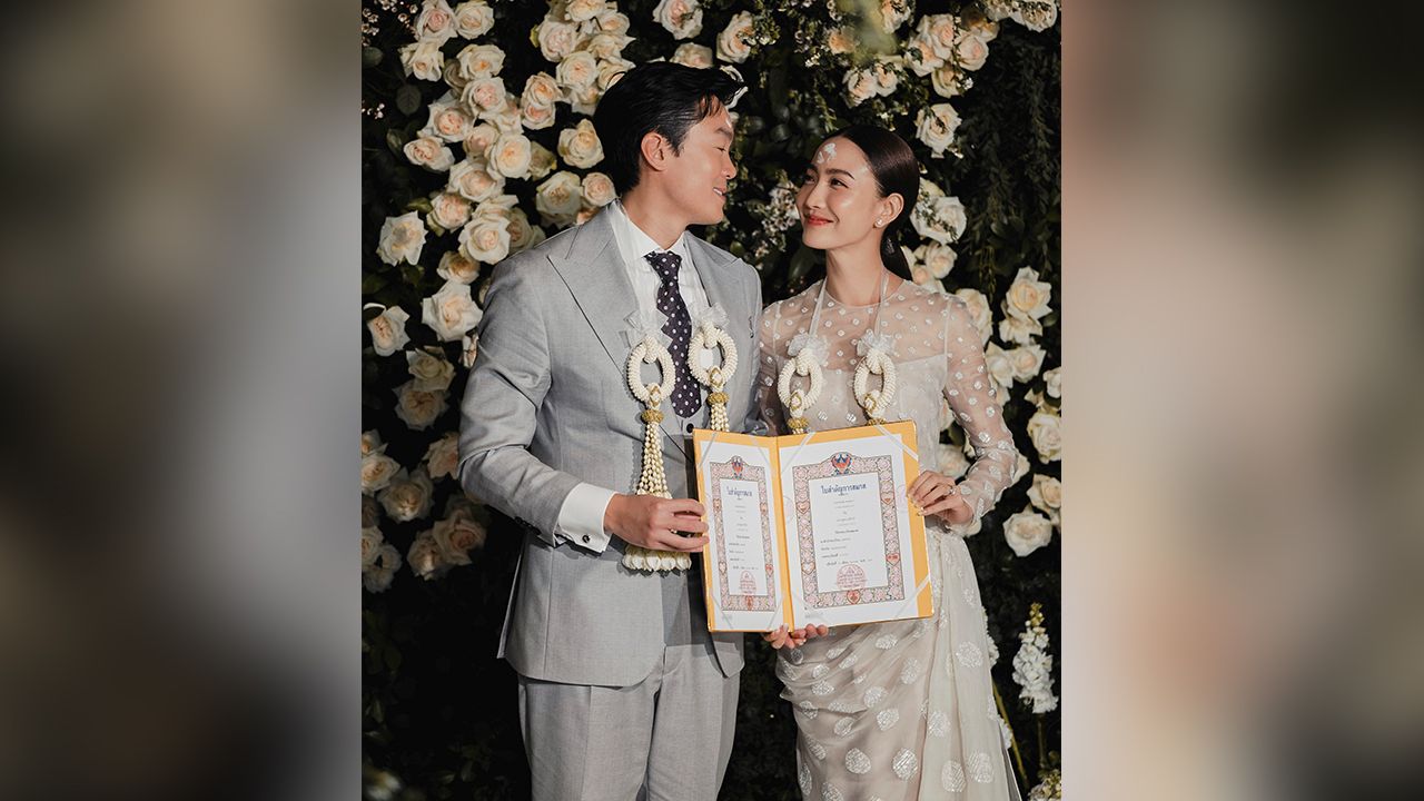 รัก 5 ปี แต้ว ณฐพร ควง ณัย ประณัย วิวาห์หวานพร้อมจด ทะเบียนสมรส เล่าจุดเริ่มรักก่อตัว แต้ว ส่งกาแฟให้พร้อมแปะโน้ต ที่ ณัย ยังเก็บไว้ มาไกลสู่คู่ชีวิตตัวจริง น่ารักอ๊ะ!
