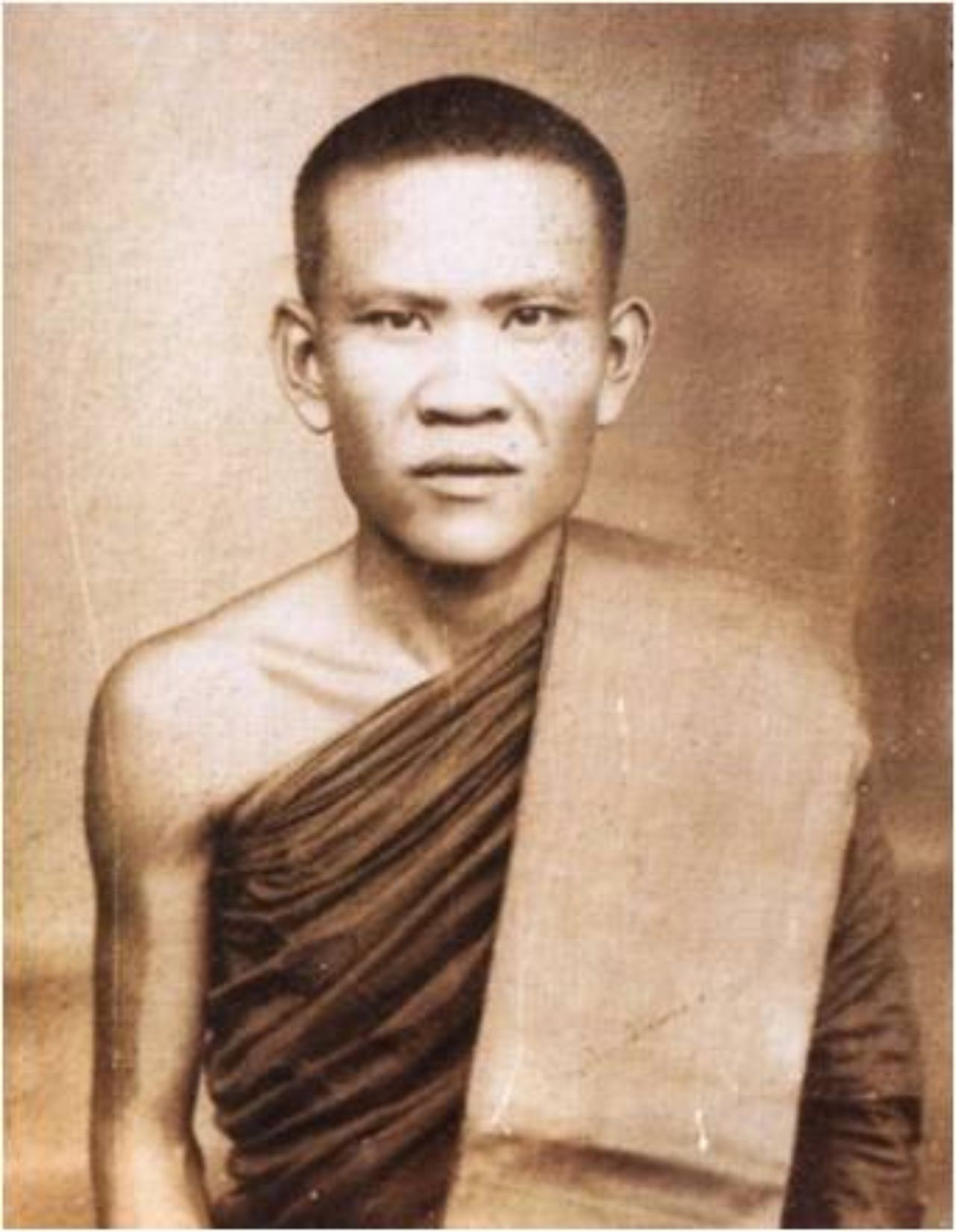 หลวงพ่อน้อย เป็นพระเกจิอาจารย์เชื้อสายลาว นามเดิมว่า