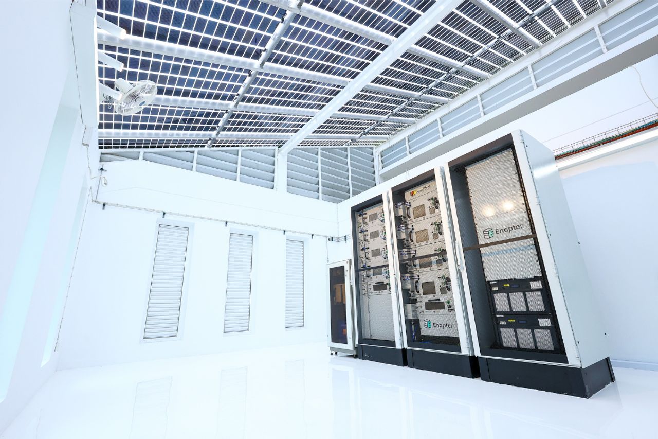 เครื่อง Hydrogen Electrolyzer ภายในอาคารพลังงาน ส่วนหนึ่งในพื้นที่พักอาศัย