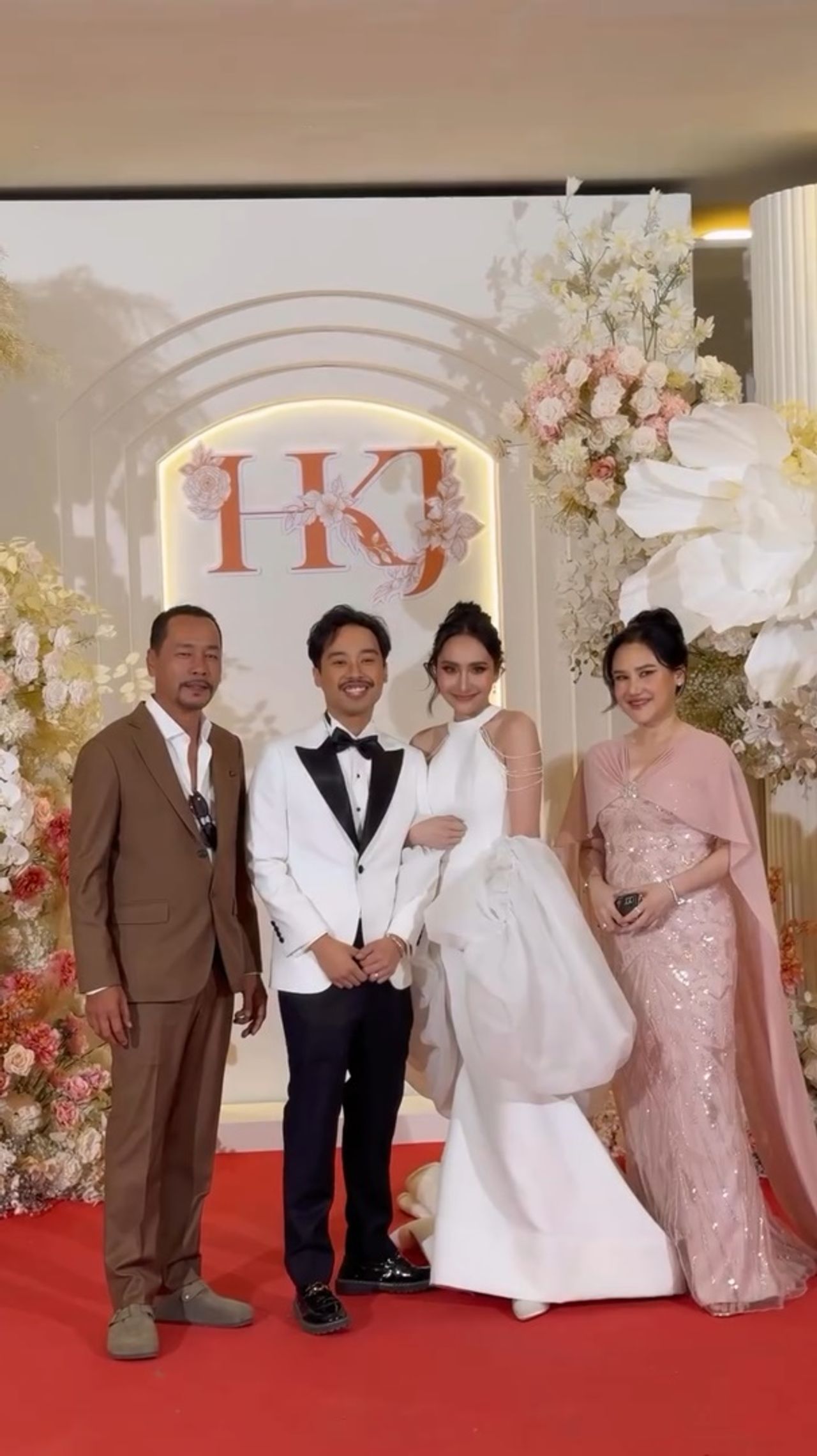 ขอบคุณภาพจากไอจี @masterpiecebridalcouture