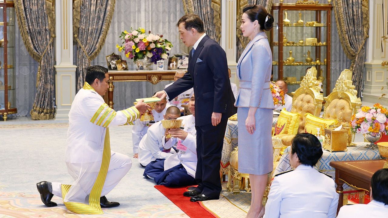 พระบาทสมเด็จพระเจ้าอยู่หัว และ สมเด็จพระนางเจ้าฯ พระบรมราชินี เสด็จออก ณ พระที่นั่งอัมพรสถาน พระราชทานพระบรมราชวโรกาสให้ นิรันดร์ จงวุฒิเวศย์ อุปนายกสภา ม.สุโขทัย ธรรมาธิราช เฝ้าฯ ทูลเกล้าฯ ถวายปริญญารัฐประศาสนศาสตรดุษฎีบัณฑิตกิตติมศักดิ์ เมื่อวันก่อน.