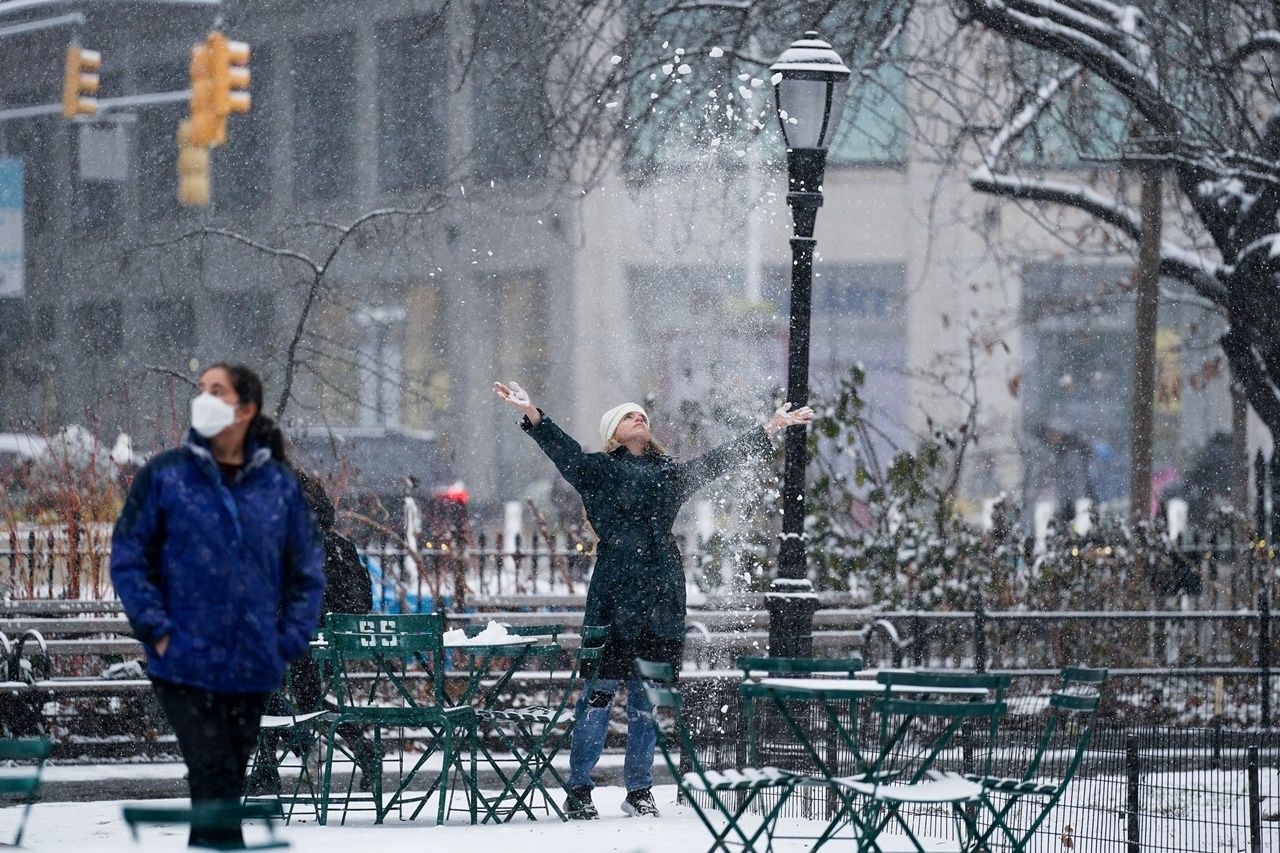 หิมะตกในนิวยอร์ก ทำให้อุณหภูมิลดต่ำ เมื่อ 6 ม.ค. 2568