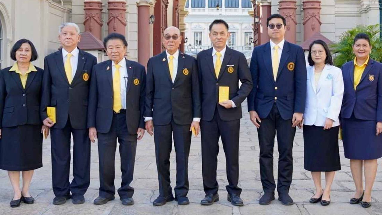 ถวายพระพร สัก กอแสงเรือง, วิรุฬ เตชะไพบูลย์ และ จารุรัตน์ คุณัตถานนท์ พร้อมคณะผู้บริหารมูลนิธิป่อเต็กตึ๊ง เข้าลงนามถวายพระพร พระบาทสมเด็จพระเจ้าอยู่หัว และ สมเด็จพระนางเจ้าฯ พระบรมราชินี ในโอกาสวันขึ้นปีใหม่ ที่ศาลาสหทัยสมาคม ในพระบรมมหาราชวัง วันก่อน.