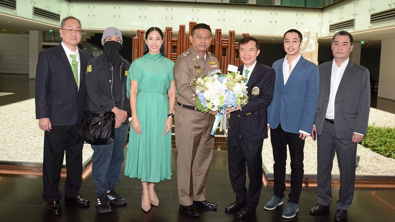 สมทบทุน พล.ต.ต.ธีรเดช ธรรมสุธีร์ มอบเงินจำนวน 20,000 บาท ให้ สราวุธ วัชรพล เพื่อสมทบทุนมูลนิธิไทยรัฐ โดยมี พ.ต.ต.ธัญพีรสิษฐ์ จุลพิภพ, จิตสุภา วัชรพล, พณัฐสิทธิ์ ศรีรัตนวงศ์ และ สราลัญ วัชรพล มาร่วมในพิธีด้วย ที่สำนักงานหนังสือพิมพ์ไทยรัฐ วันก่อน.