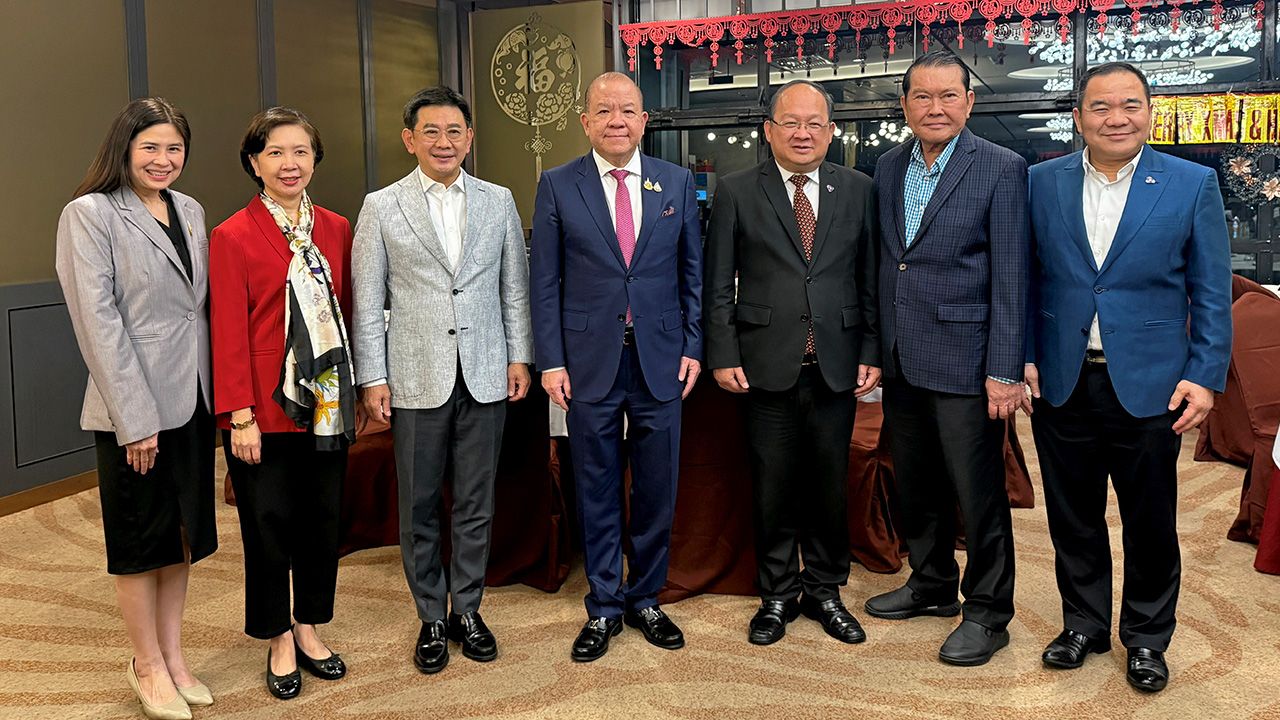 ประสานงาน เกรียงไกร เธียรนุกุล ประธานสภาอุตสาหกรรม ร่วมหารือกับ พิชัย นริพทะพันธุ์ รมว.พาณิชย์ เพื่อความคล่องตัวในการประสานงานระหว่างองค์กรภาครัฐและภาคเอกชน โดยมี วุฒิไกร ลีวีระพันธุ์ และ โชติมา เอี่ยมสวัสดิกุล มาร่วมหารือด้วย ที่ร้านอาหารอายัท อบาโลน วันก่อน.