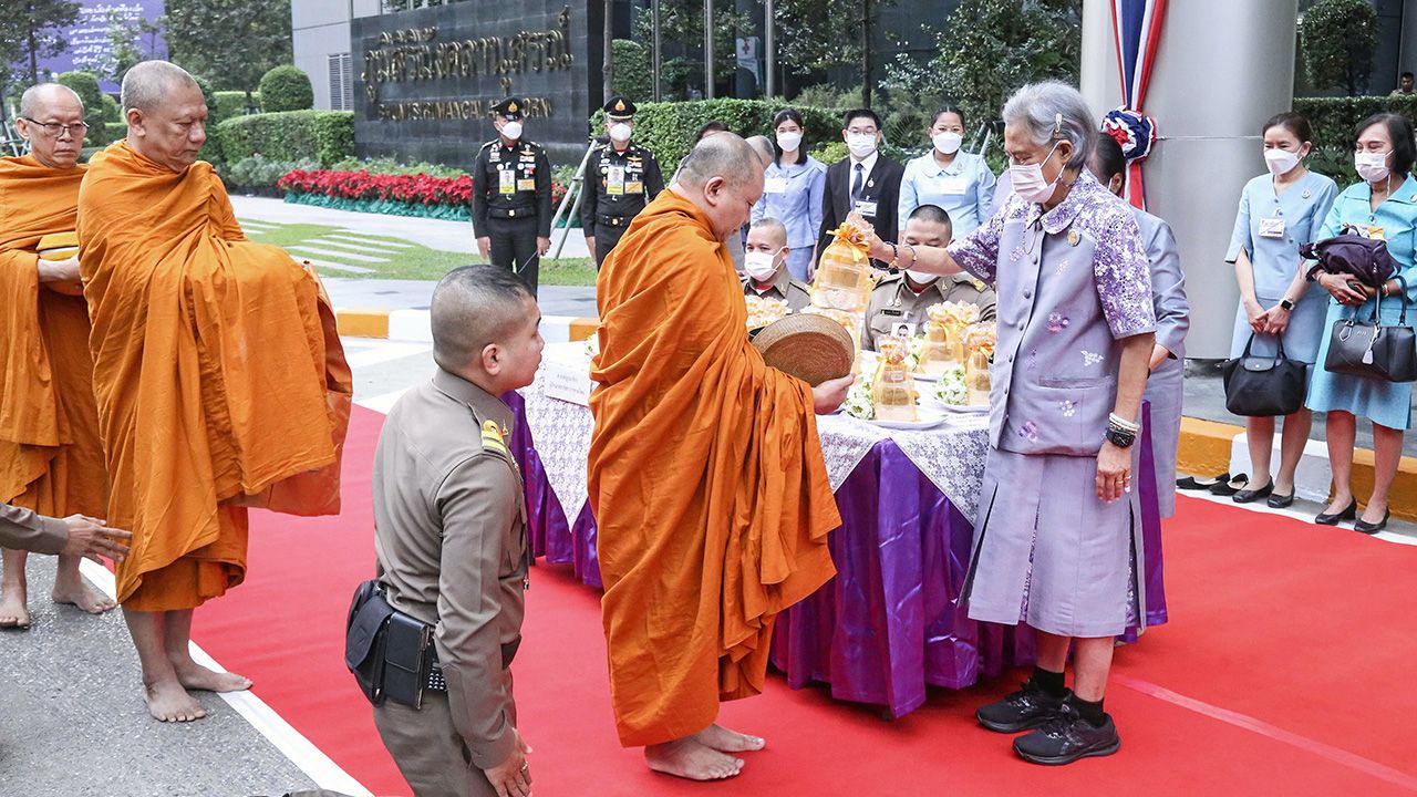 สมเด็จพระกนิษฐาธิราชเจ้า กรมสมเด็จพระเทพรัตนราชสุดาฯ สยามบรมราชกุมารี เสด็จฯไปทรงบาตรพระสงฆ์ เนื่องในโอกาสส่งท้ายปีเก่าต้อนรับปีใหม่ 2568 ณ โรงพยาบาลจุฬาลงกรณ์ สภากาชาดไทย เมื่อวันที่ 27 ธันวาคม.