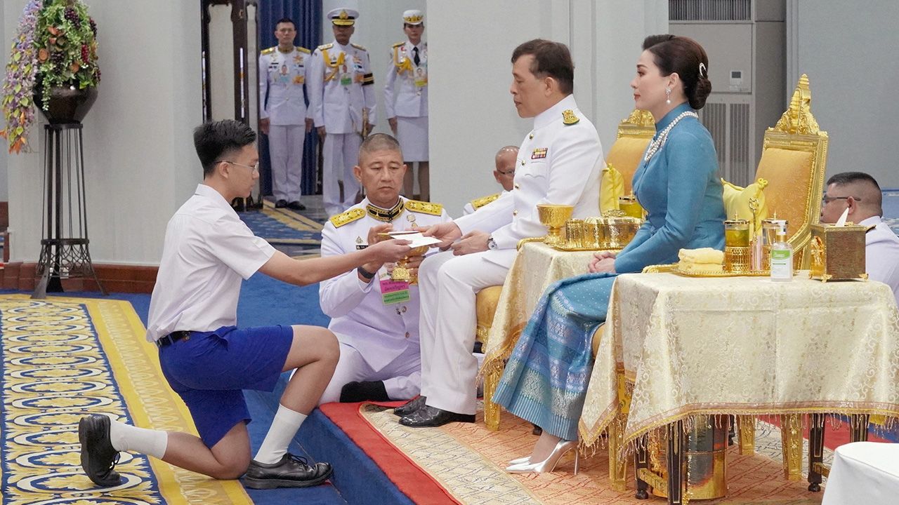 พระบาทสมเด็จพระเจ้าอยู่หัว และ สมเด็จพระนางเจ้าฯ พระบรมราชินี  เสด็จลง ณ ศาลาดุสิดาลัยสวนจิตรลดา พระราชทานพระบรมราชวโรกาสให้คณะกรรมการมูลนิธิทุนการศึกษาพระราชทาน สมเด็จพระบรม โอรสาธิราชฯ สยามมกุฎราชกุมาร นำนักเรียนทุนพระราชทาน รุ่นที่ 16 เฝ้าฯ รับพระราชทานทุน  เมื่อวันก่อน.