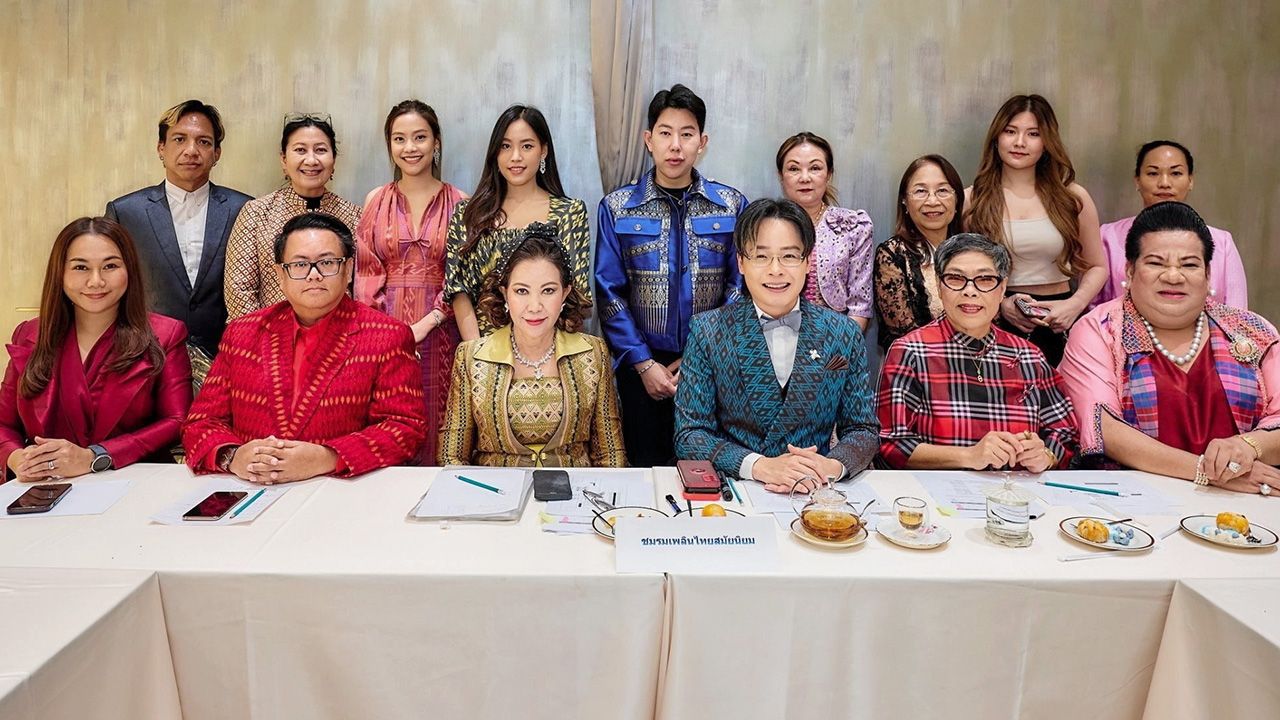 เตรียมงาน ม.ล.ปุญยนุช เกษมสันต์ และ สุริยน ศรีอรทัยกุล จัดประชุมเตรียมการจัดงาน แฟชั่นโชว์การกุศล “ราตรีอัญมณีแห่งผ้าไทย” โดยมี สุดจิตร์ สุดจิตต์, สุภาพร เอ็ลเดรจ,กฤษฎา ทิพย์ประสิทธิ์ และ พงษ์ศักดิ์ ทรัพย์มาก มาร่วมประชุมด้วย ที่เซ็นทรัล ชิดลม วันก่อน.