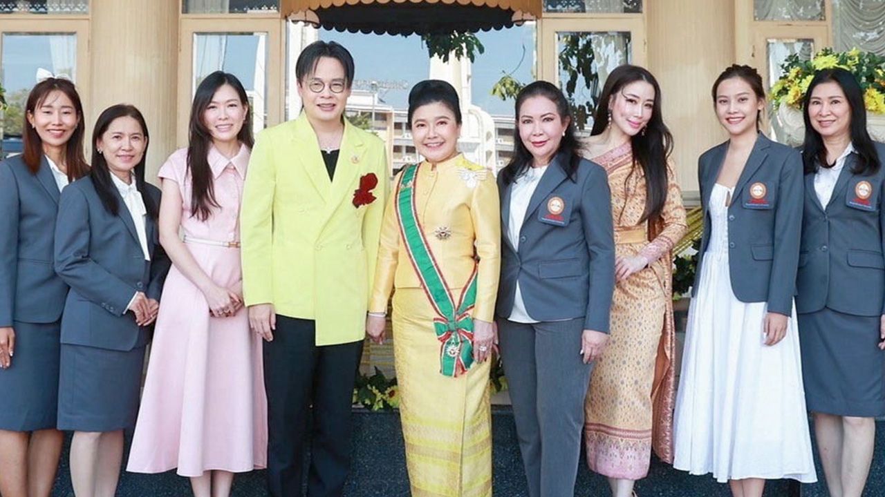 ภูมิใจ ม.ล.ปุญยนุช เกษมสันต์, สุริยน ศรีอรทัยกุล, จิรวรรณ ชัยรุ่งเรือง, ดร.พัชรินรุจา จันทโรนานนท์ และ พรพรรณ์ ปิติเลิศอภินนท์ มาร่วมแสดงความยินดีแก่ ศ.ดร.บังอร เบ็ญจาธิกุล ในโอกาสได้รับพระราชทานเครื่องราชอิสริยาภรณ์ ปฐมดิเรกคุณาภรณ์ ที่ศาลาว่าการ กทม. วันก่อน.