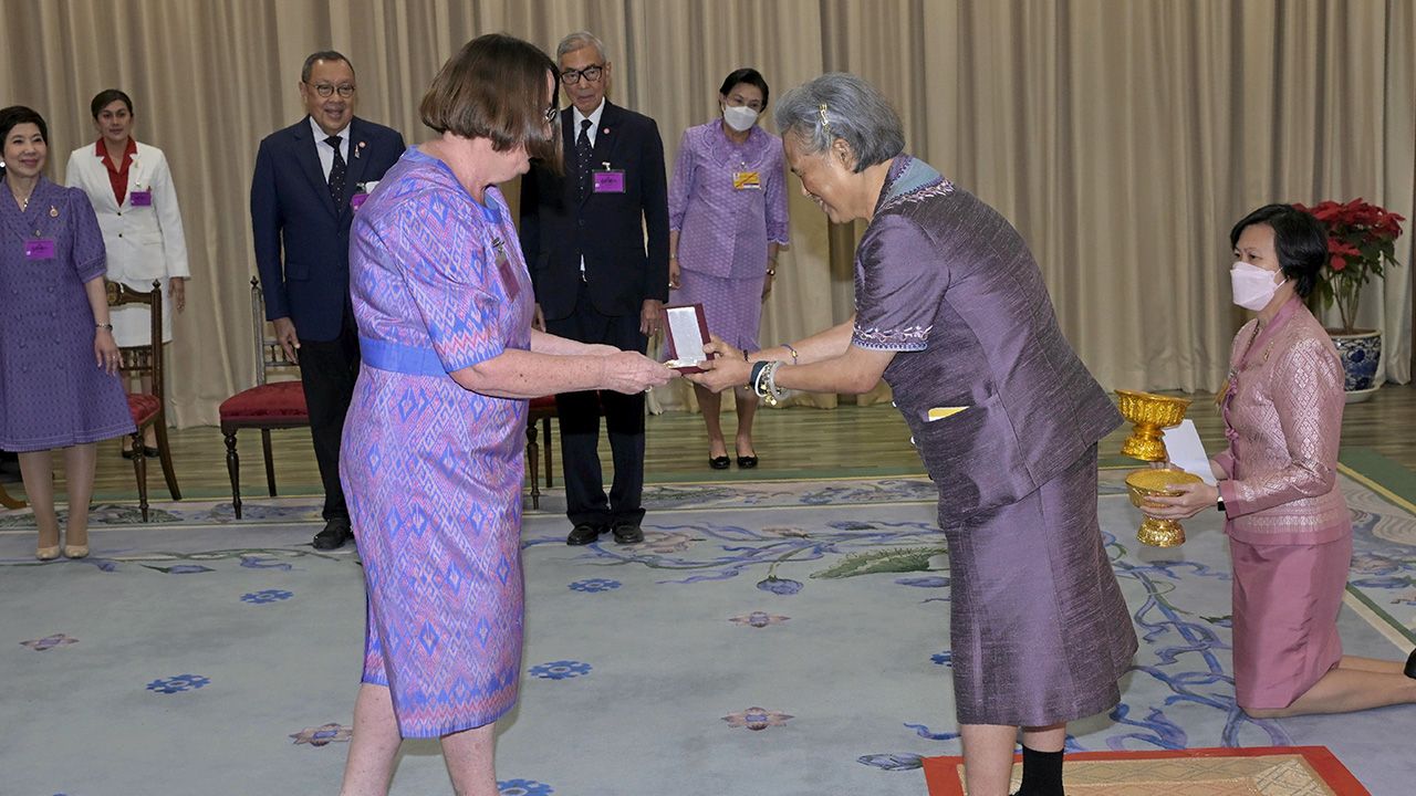 สมเด็จพระกนิษฐาธิราชเจ้า กรมสมเด็จพระเทพรัตนราชสุดาฯ สยามบรมราชกุมารี เสด็จออก ณ วังสระปทุม พระราชทานพระราชวโรกาสให้ เตช บุนนาค เลขาธิการสภากาชาดไทย นำเอกอัครราชทูตต่างประเทศและคู่สมรส เฝ้าฯ ทูลเกล้าฯ ถวายเงินรายได้จากการจัดงานออกร้านคณะภริยาทูต เพื่อบำรุงสภากาชาดไทย เมื่อวันก่อน.