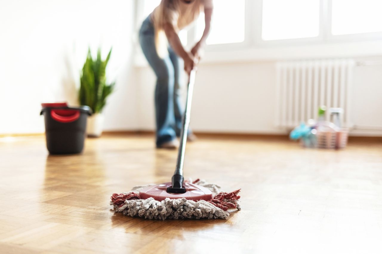 ตื่นเช้ามาถูบ้าน 21 วัน (ภาพจาก iStock)