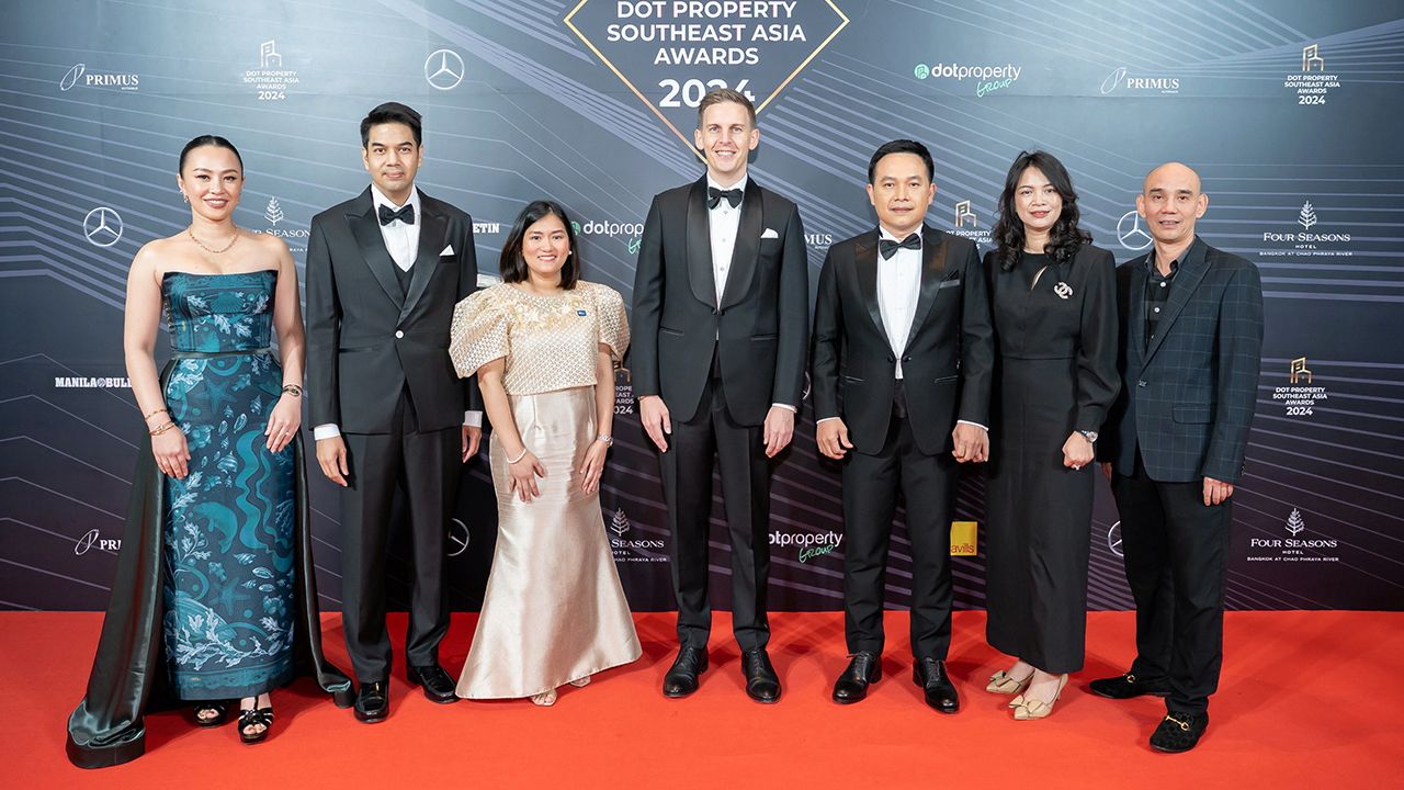 ให้รางวัล อดัม ซัตคลิฟฟ์ จัดงาน “Dot Property Southeast Asia Awards 2024” มอบรางวัลให้ผู้พัฒนาโครงการอสังหาริมทรัพย์มีผลงานโดดเด่นที่สุดในภูมิภาค โดยมี ซารีนา เทียเรซา ลุย, อรรถวุฒิ ธรรมเจริญ และ เยาวดา ไม่สะพร่าว มาร่วมงานด้วย ที่โรงแรมโฟร์ซีซั่นส์ วันก่อน.