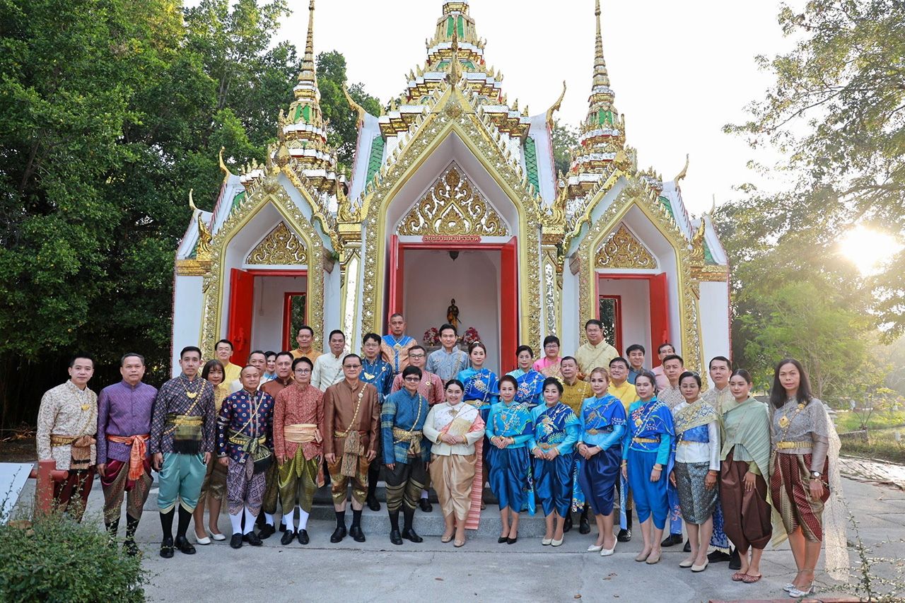 นายนิวัฒน์ รุ่งสาคร ผวจ.พระนครศรีอยุธยา ทำพิธีสักการะศาลหลักเมือง บวงสรวงบูรพกษัตริยาธิราชเจ้าแห่งกรุงศรีอยุธยา และพิธีสักการะพระบรมสารีริกธาตุ.