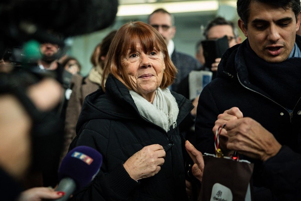 จีเซล เปลิโกต์ เดินทางมาฟังการไต่สวนของศาล ในเมืองอาวินยง เมื่อ 19 ธ.ค. 2567