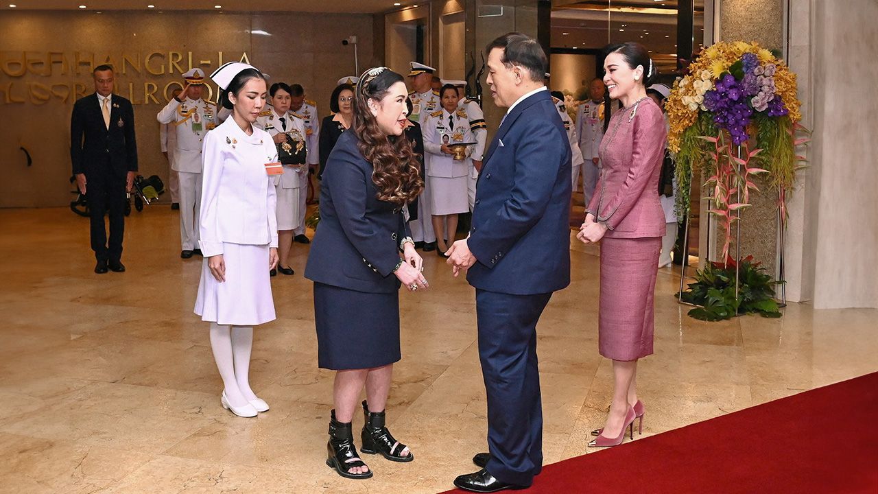 พระบาทสมเด็จพระเจ้าอยู่หัว และ สมเด็จพระนางเจ้าฯ พระบรมราชินี เสด็จฯไปทรงเปิดการประชุมวิทยาศาสตร์นานาชาติเจ้าฟ้าจุฬาภรณ์ ครั้งที่ 9 ในโอกาสนี้ สมเด็จพระเจ้าน้องนางเธอ เจ้าฟ้าจุฬาภรณวลัยลักษณ์ อัครราชกุมารี กรมพระศรีสวางควัฒน วรขัตติยราชนารี เฝ้าฯรับเสด็จ ณ โรงแรมแชงกรี-ลา เมื่อวันที่ 15 ธันวาคม.