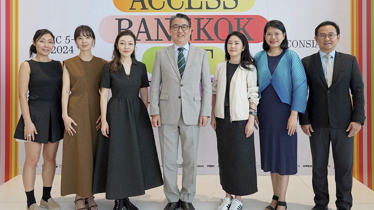 ชมศิลปะ ปาร์ค ยงมิน ทูตสาธารณรัฐเกาหลี เปิด “ACCESS BANGKOK ART FAIR” งานแสดงศิลปะนานาชาติ จากแกลเลอรีคัดสรรมา 30 แห่ง โดยมี มาริษา เจียรวนนท์, โสภิดา กิติโกมลสุข, มิริม ลี, ยุนยอง โช และ โบยอง ชง มาร่วมงานด้วย ที่ไอคอนสยาม วันก่อน.