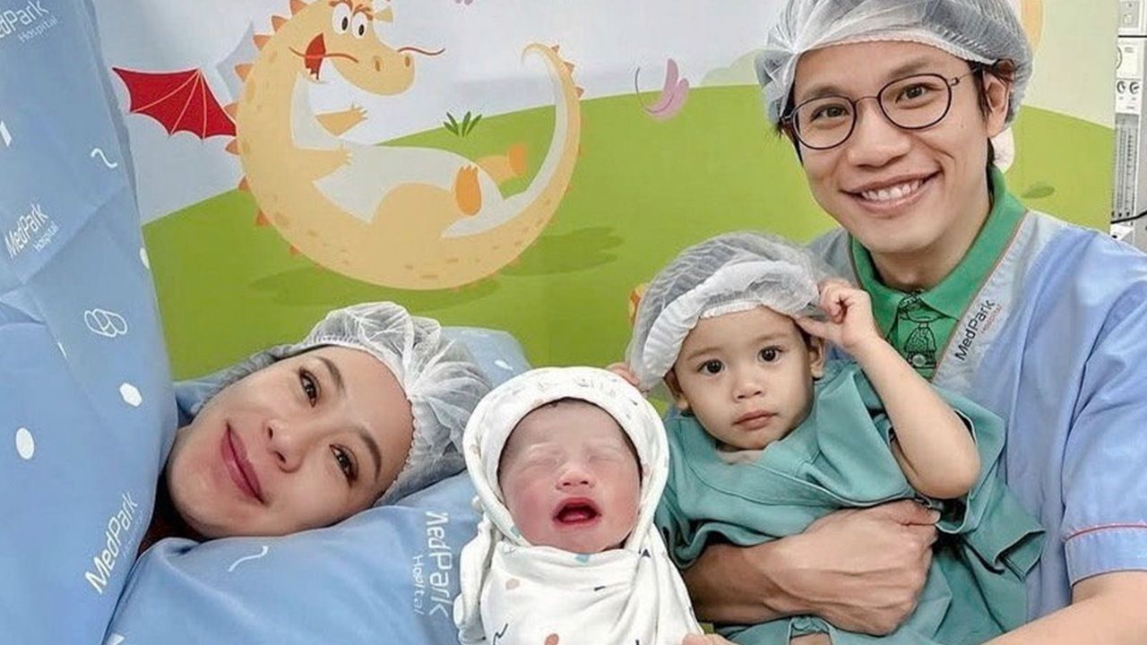 แห่ยินดีคุณแม่ลูกสอง รถเมล์–คะนึงนิจ คลอดลูกสาวแล้วตั้งชื่อสุดน่ารักว่า “น้องนิจ” (Nidd) เผยภาพครอบครัว พร้อมหน้า บอล–สุเมธ สามี และ น้องคิด ลูกชายคนโตเคียงข้างไม่ห่าง.