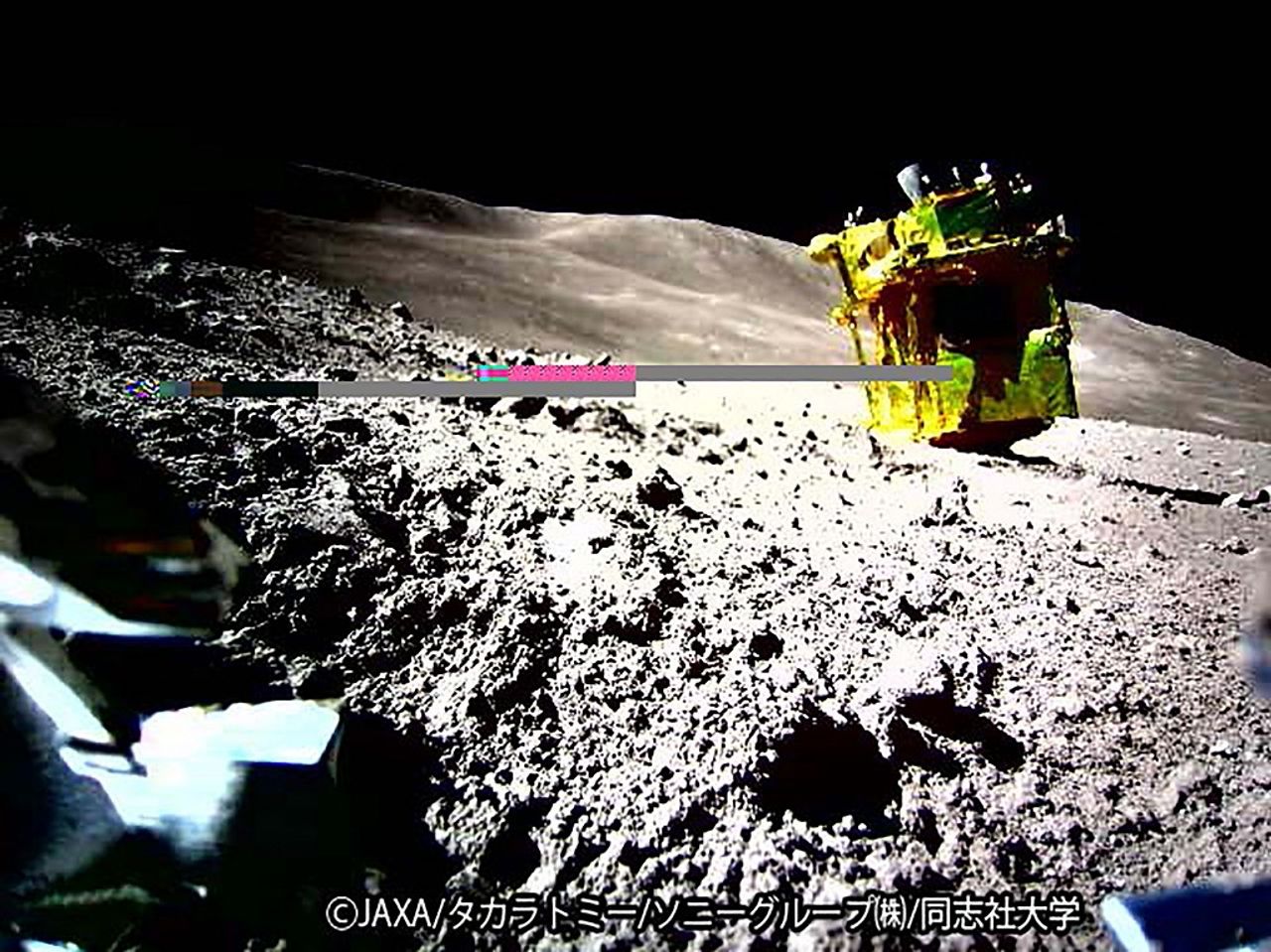 พื้นผิวดวงจันทร์ที่ถ่ายและส่งโดย LEV-2 / ภาพ : JAXA และ AFP 