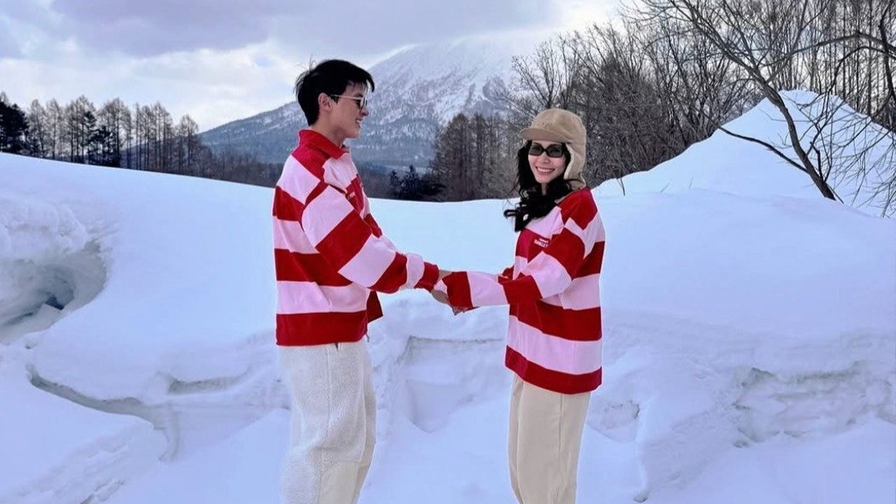 ตัวกลับนานแล้ว แต่ใจยังไม่กลับจากฮันนีมูน เจมส์–จิรายุ โพสต์กับภรรยา โฟม–เบ็ญจมาส ชุดคู่สีหวานจับมือกอดกันท่ามกลางหิมะ ชุดหวานแล้วแต่คนหวานกว่า ทริปหน้าต้องได้เบบี๋ล่ะ.