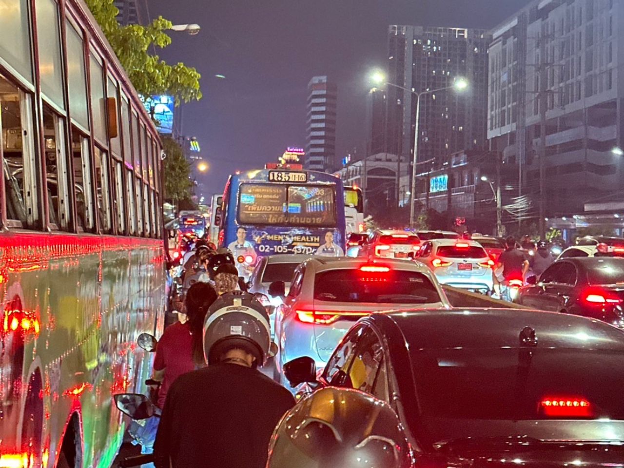 รถติดหนักทั่วกรุงเทพฯ คนทยอยเดินทางกลับบ้าน