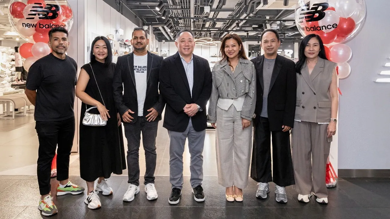 ตาม​ไป​ซื้อ เดวิด ชิน, วิชา​ล โซ​นาวา​น์ และ สรัลธร อัศ​เวศ​น์ เปิด​ร้าน “New Balance” แบรนด์​สปอร์ต​แฟชั่น​ระดับ​โลก นำ​เสนอ​สินค้า​ทั้ง​สาย Performance และ Lifestyle โดย​มี เอกวิทย์ ชัย​ว​รา​นุ​รักษ์, อังคณา ศรี​พนม​ธร และ ภัชญา​ดา นรสิงห์ มา​ร่วม​งาน​ด้วย ที่​สยามเซ็นเตอร์ วัน​ก่อน.