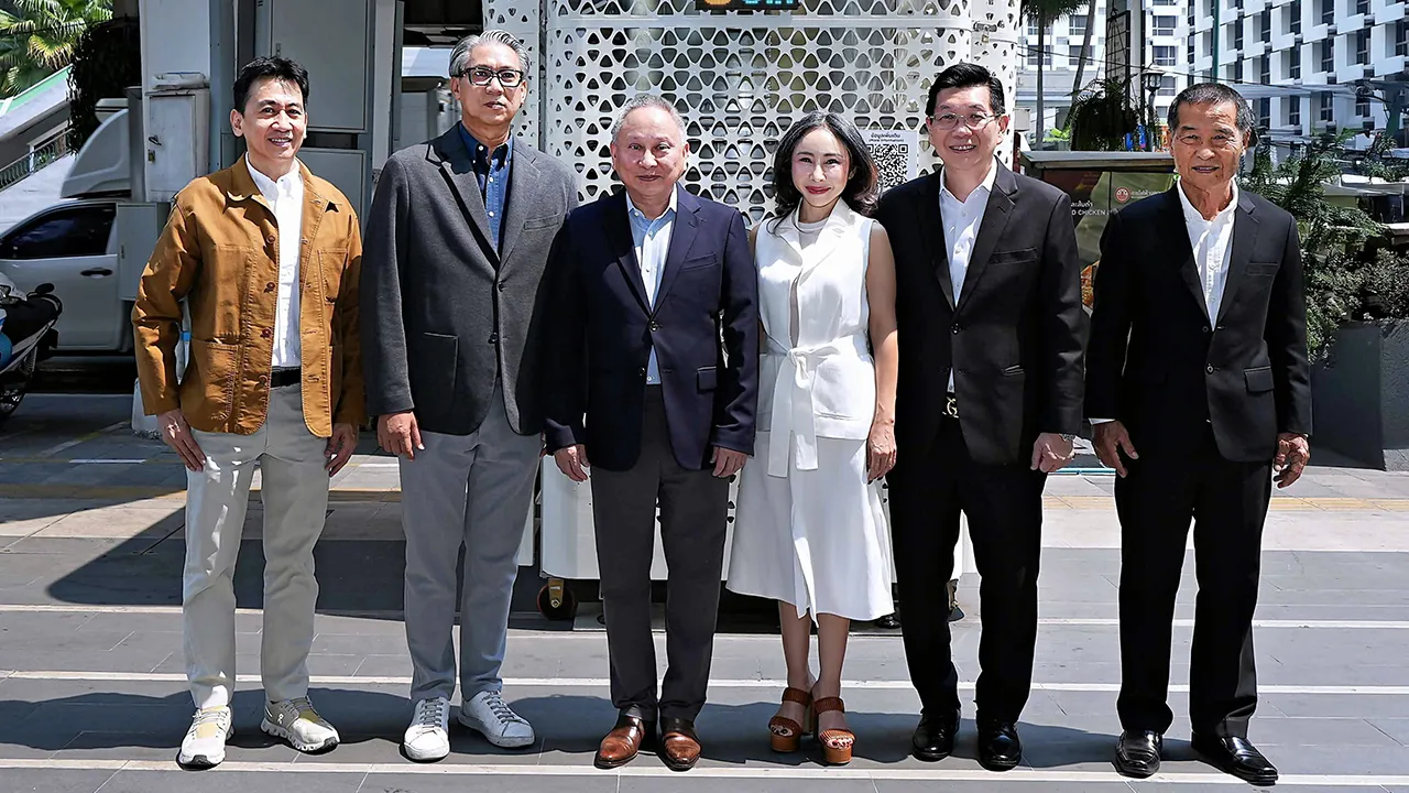 อากาศ​ดี ชาย ศรี​วิก​รม์, รศ.​ดร.​สิงห์ อินทร​ชู​โต และ วิฑิต อาภา​พา​ส ร่วม​ดำเนิน​การ​ติดตั้ง​หอ​ฟอก​อากาศ​ระดับ​เมือง “ฟ้า​ใส มินิ” สามารถ​แปลง​ฝุ่น PM 2.5 ให้​เป็น​อากาศ​มี​ความปลอดภัย​ต่อ​สุขภาพ โดย​มี แสง​รวี โฆ​สิ​ต​ไพศาล มา​ร่วม​งาน​ด้วย ที่​บริเวณ​ย่าน​ราช​ประสงค์ วัน​ก่อน.