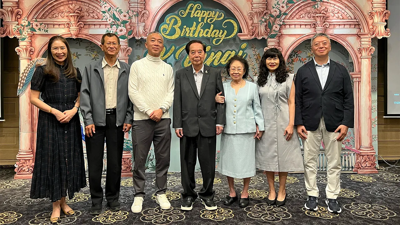 วัย 90 ดร.สุภชัย–ทิพย์วรรณ–วโรดม–วราภรณ์ วีระภุชงค์ จัดงานเลี้ยงฉลองวันเกิดครบ 90 ปี ให้คุณพ่อ วินัย วีระภุชงค์ ประธานกรรมการ บริษัทไทยนครพัฒนา โดยมีคุณแม่ นวลละออ วีระภุชงค์ และ ดำฤทธิ์ วิริยะกุล มาร่วมงานด้วยความชื่นมื่น ที่บริษัทไทยนครพัฒนา วันก่อน.