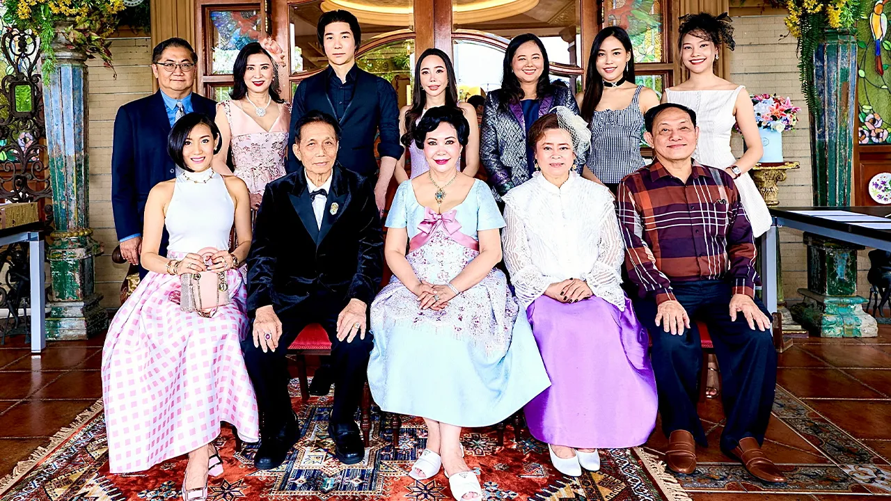 ชมเพลิน สุรัศมิ์–ม.ล.ปุญยนุช ดุลยจินดา ให้การต้อนรับ รศ.ดร.กมลพร กัลยาณมิตร ในโอกาสนำนักศึกษาปริญญาเอก สาขาวิชารัฐประศาสนศาสตร์ รุ่นเจ้าสัว 12 ม.กรุงเทพธนบุรี มาดูงานด้านการจัดการงานพิพิธภัณฑ์ ที่ Chateau de la Porcelain Museum ประเสริฐมนูกิจ 29 วันก่อน.