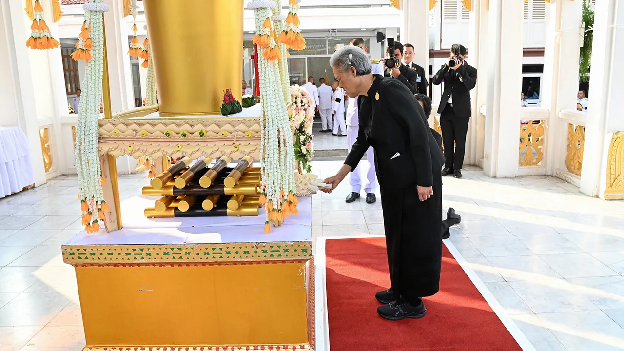 สมเด็จพระกนิษฐาธิราชเจ้า กรมสมเด็จพระเทพรัตนราชสุดาฯ สยามบรมราชกุมารี เสด็จพระราช ดำเนินไปในการพระราชทานเพลิงศพ วารินทร์ บุษบรรณ อดีตที่ปรึกษาอธิบดีกรมการข้าว ณ วัดมกุฏกษัตริยาราม เมื่อวันก่อน.