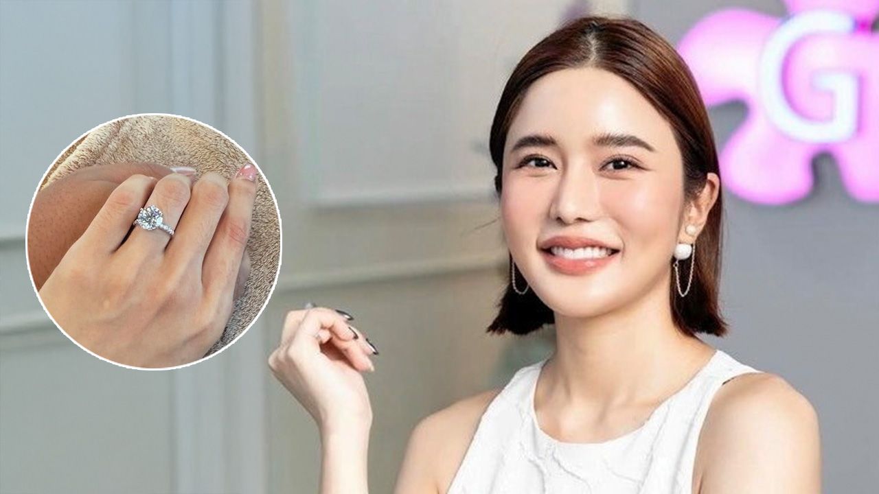 นางร้ายคนสวย คะน้า-ริญญารัตน์ ขึ้นแท่นเจ้าสาวป้ายแดง หลังถูกแฟนหนุ่มขอแต่งงาน เจ้าตัวโชว์แหวนเม็ดเป้ง แต่ยังไม่ยอมอวดโฉมหน้า “เจ้าบ่าว” ...โอ๊ย ขัดใจแฟนๆจริงๆ ขอบอก.