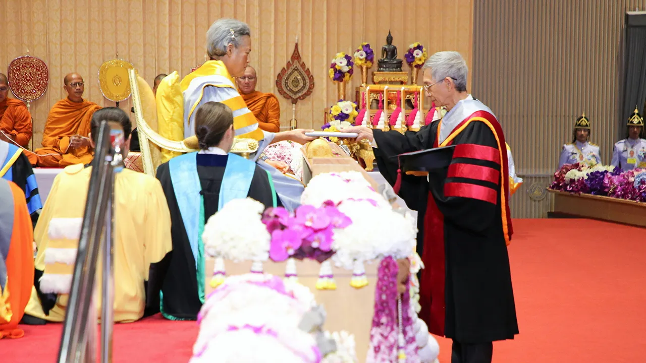 สมเด็จพระกนิษฐาธิราชเจ้า กรมสมเด็จพระเทพรัตนราชสุดาฯ สยามบรมราชกุมารี เสด็จฯแทนพระองค์ไปพระราชทานปริญญาบัตรแก่ผู้สำเร็จการศึกษาจากมหาวิทยาลัยบูรพา ในการนี้ ศ.ดร.ปริญญา จินดา ประเสริฐ เข้ารับพระราชทานปริญญาปรัชญาดุษฎีบัณฑิตกิตติมศักดิ์ ณ มหาวิทยาลัยบูรพา จ.ชลบุรี เมื่อวันที่ 20 มีนาคม.