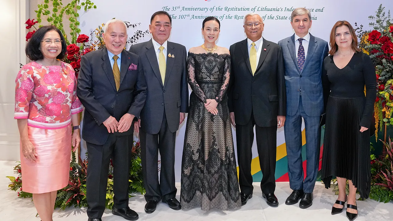 ฉลองเอกราช นวลพรรณ ล่ำซำ จัดงานเลี้ยงฉลองครบ 35 ปี การสถาปนาเอกราชสาธารณรัฐลิทัวเนีย โดยมี ดร.จิรายุ อิศรางกูร ณ อยุธยา, ดาริอุส ไกดีส, ดร.พจน์ อร่ามวัฒนานนท์, ดร.ชิงชัย หาญเจนลักษณ์ และ ครองขนิษฐ รักษ์เจริญ มาร่วมงานด้วย ที่อาคารเมืองไทยประกันภัย วันก่อน.