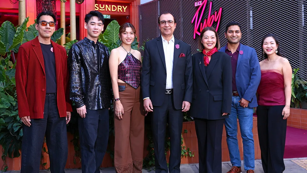 ดื่มเพลิน ภูนีต นารัง เปิดตัว “Johnnie Walker Black Ruby” โดดเด่นด้วยรสชาติหอมหวานจากผลไม้เข้มข้น เปี่ยมไปด้วยกลิ่นอายของเบอร์รีหลากชนิด โดยมี จรินี วงศ์กำทอง, พนัญญา ชุณหวงศ์, วิณ โชคคติวัฒน์ และ ภทรฤน พงษ์ประสิทธิ์ มาร่วมงานด้วย ที่ SUNDRY บาร์ วันก่อน.