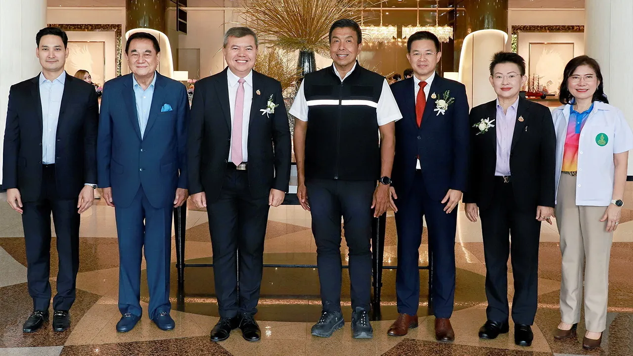 แพทย์ฉุกเฉิน - ดร.อัศวิน อิงคะกุล ให้การต้อนรับ รศ.ดร.ชัชชาติ สิทธิพันธุ์ ผู้ว่าฯ กทม. ในโอกาสจัดการประชุมวิชาการการแพทย์ฉุกเฉินในองค์กรปกครองส่วนท้องถิ่นระดับชาติ โดยมี พญ.วันทนีย์ วัฒนะ และ ร.อ.นพ.อัจฉริยะ แพงมา มาร่วมประชุมด้วย ที่โรงแรมมิราเคิล แกรนด์ วันก่อน.