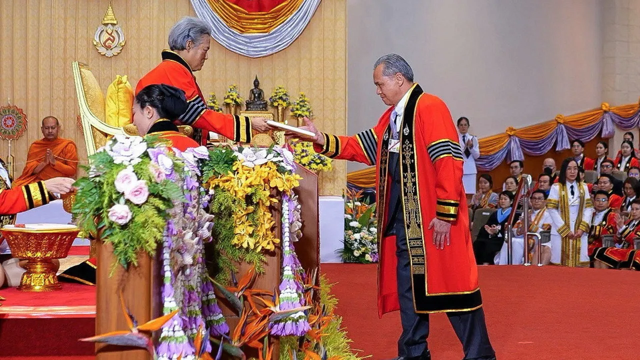 สมเด็จพระกนิษฐาธิราชเจ้า กรมสมเด็จพระเทพรัตนราชสุดาฯ สยามบรมราชกุมารี เสด็จพระราชดำเนินแทนพระองค์ไปพระราชทานปริญญาบัตรแก่ผู้สำเร็จการศึกษาจากมหาวิทยาลัยแม่ฟ้าหลวง ในการนี้ บัณฑูร ล่ำซำ เข้ารับพระราชทานปริญญาปรัชญาดุษฎีบัณฑิตกิตติมศักดิ์ ณ มหาวิทยาลัยแม่ฟ้าหลวง เมื่อวันที่ 18 มีนาคม.