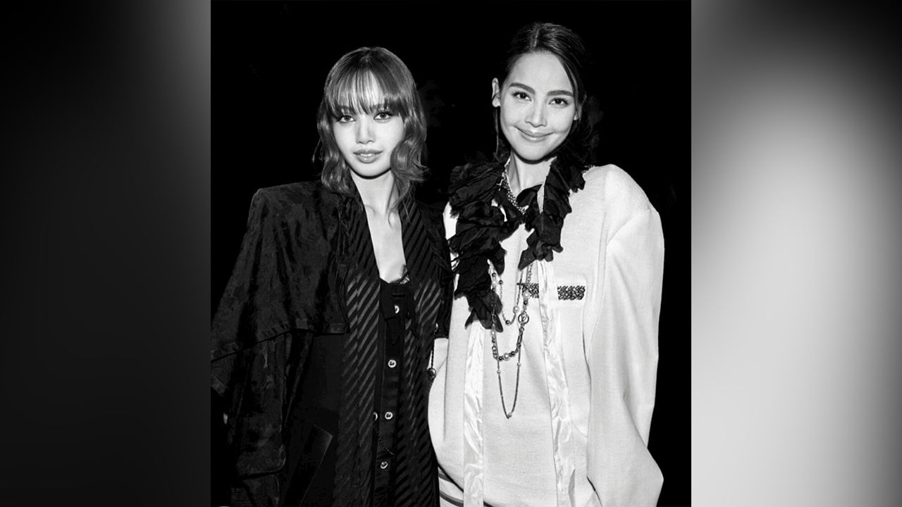 FC กรี๊ดเฟรมนี้ ญาญ่า-อุรัสยา โพสต์รูปคู่ ลิซ่า-ลลิษา ในงานแฟชั่นโชว์ Louis Vuit ton ฝรั่งเศส งานนี้ญาญ่า กรี๊ดดังกว่า! เพราะ ลิซ่า เอารูปคู่โพสต์ไอจีสตอรี “นางฟ้าของพี่ญ่า” ตัวจริง.