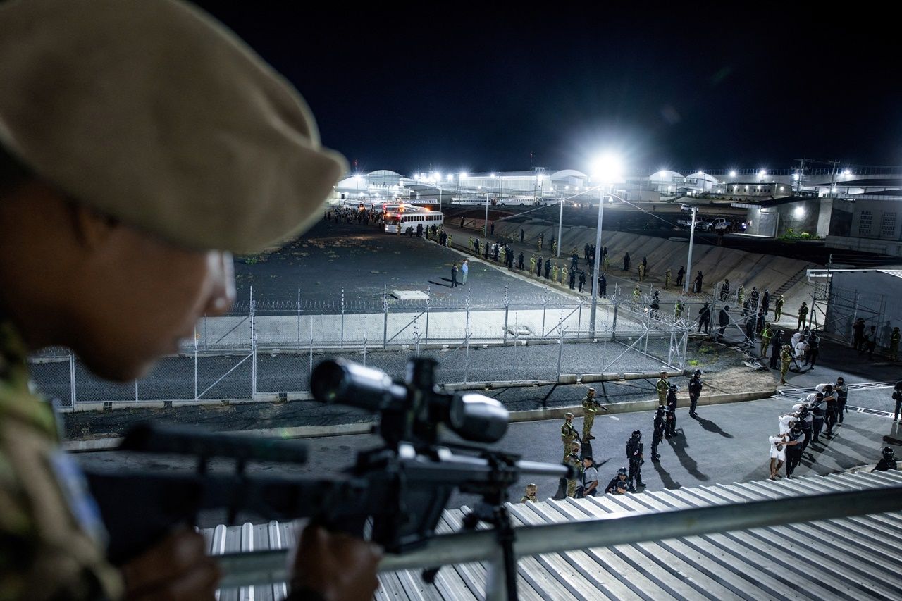 ชาวเวเนซุเอลาที่สหรัฐฯ ส่งตัวมายังเอลซัลวาดอร์ กำลังถูกควบคุมตัวเข้าสู่เรือนจำความมั่นคงสูงสุด