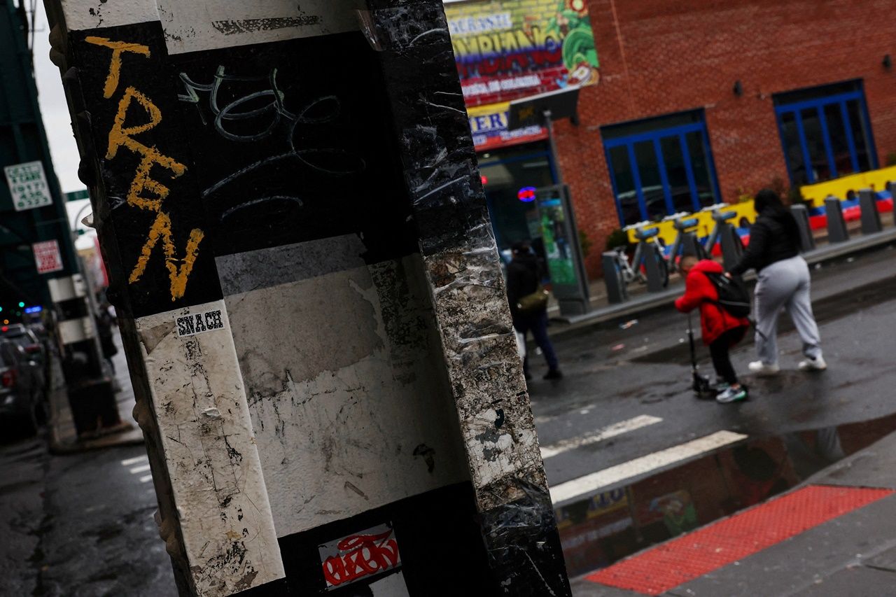 สัญลักษณ์ของกลุ่ม TdA ถูกเขียนบนเสาในนครนิวยอร์ก