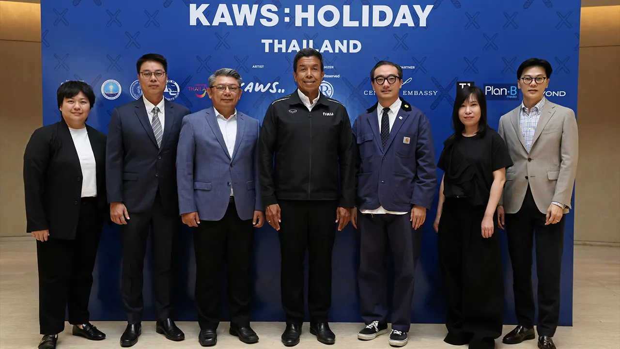 รอชม บรม พิจารณ์จิตร และ พอร์ช่า โซ แถลงข่าวเปิดตัว “KAWS : HOLIDAY THAILAND” ประติมากรรมเอกลักษณ์ของ “KAWS” ผลงานของศิลปินอเมริกัน ไบรอัน ดอนเนลลี่ โดยมี ปรีดิ์ธนัช โสรัต และ ชีวิน ปราชญานุพร มาร่วมงานด้วย ที่โรงแรมพาร์ค ไฮแอท วันก่อน.