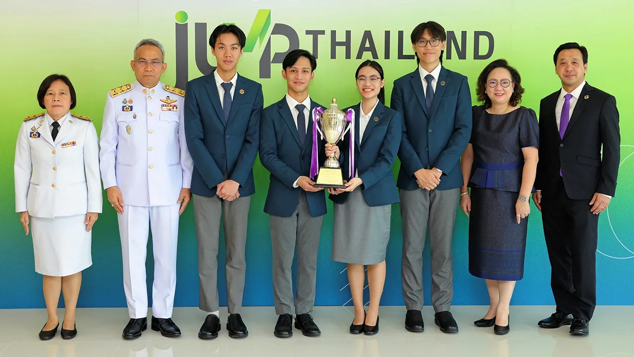 ดีใจด้วย อนุกูล ปีดแก้ว และ กานติมา เลอเลิศยุติธรรม มาร่วมแสดงความยินดีแก่ทีม พาธเซนส์ผู้ได้รับรางวัลชนะเลิศ “โครงการจั๊มพ์ ไทยแลนด์ แฮกกาธอน” เพื่อสนับสนุนให้คนรุ่นใหม่นำเทคโนโลยีปัญญาประดิษฐ์มายกระดับคุณภาพชีวิตผู้สูงอายุและผู้พิการ ที่กระทรวง พม. วันก่อน.