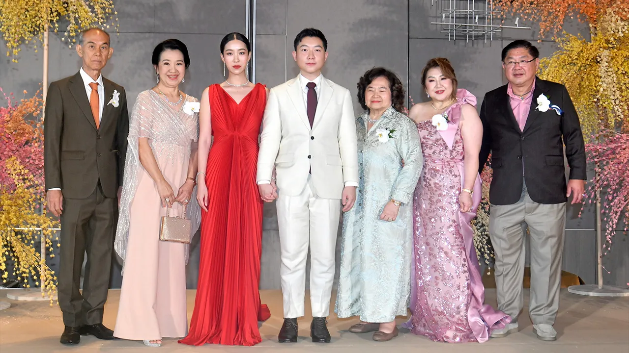 วิวาห์ชื่นมื่น อุบล วิริยะผล เป็นประธานในงานวิวาห์ระหว่าง จารุวรรณ บุตรี สมคิด-สุวรรณา อมรพงษ์มงคล กับ ทวีทรัพย์ บุตร วิชัย-เปรมรัตน์ ติยะวงศ์มานะ ท่ามกลางความปลื้มปีติของผู้มาร่วมอวยพร ในบรรยากาศของความชื่นมื่น ที่ห้องแกรนด์บอลรูม โรงแรมโฟร์ซีซั่นส์ วันก่อน.