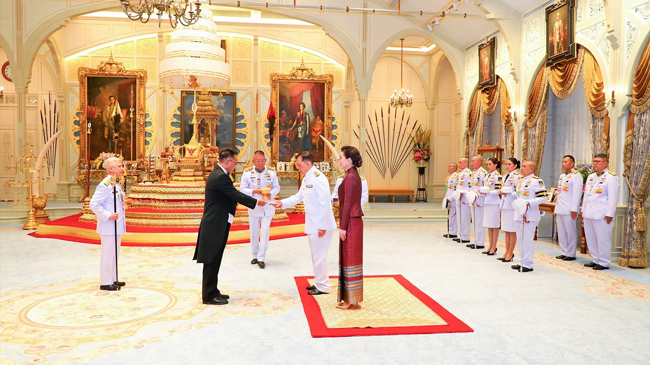 พระบาทสมเด็จพระเจ้าอยู่หัว และ สมเด็จพระนางเจ้าฯ พระบรมราชินี เสด็จออก ณ พระที่นั่งอัมพรสถาน พระราชทานพระบรมราชวโรกาสให้ ฮัน แจ ซง เฝ้าฯ ถวายอักษรสาส์นตราตั้ง เป็นทูตสาธารณรัฐประชาธิปไตยประชาชนเกาหลี เมื่อวันก่อน.