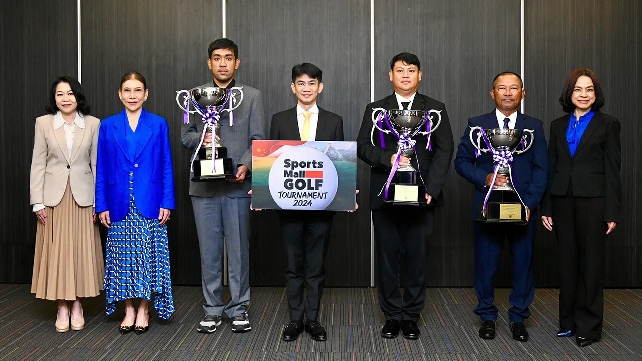 ชนะเลิศ รัชตะ สุทธาพัฒน์ธานนท์ แสดงความยินดีแก่ กัณฑ์เอนก ศักดิ์ศรีเจริญ, มรกต ยิ่งจรัสแสง และ ธัญ ธูปบูชา ผู้ชนะเลิศการแข่งขัน “สปอร์ตมอลล์ กอล์ฟ ทัวร์นาเมนต์ 2024” โดยมี สิริพร ใจสะอาด และ วรนุช ศิรธรานนท์ มาร่วมงานด้วย ที่เดอะมอลล์ไลฟ์สโตร์ งามวงศ์วาน วันก่อน.