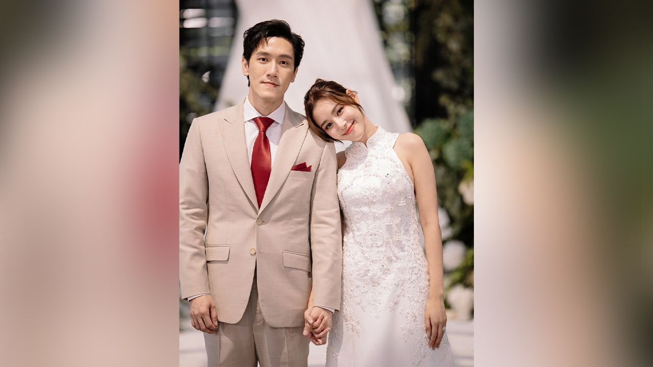 หวานฉ่ำ นางเอก ไซส์มินิ ตูน-พิมพ์ปวีณ์ เข้าพิธีวิวาห์กับ กี้-วัฒนชัย แฟนนอกวงการที่คบกันมา 13 ปี ณ See Sarin Studio ตูน แง้มแต่งแล้วยังไม่ทิ้งวงการแน่นอน.