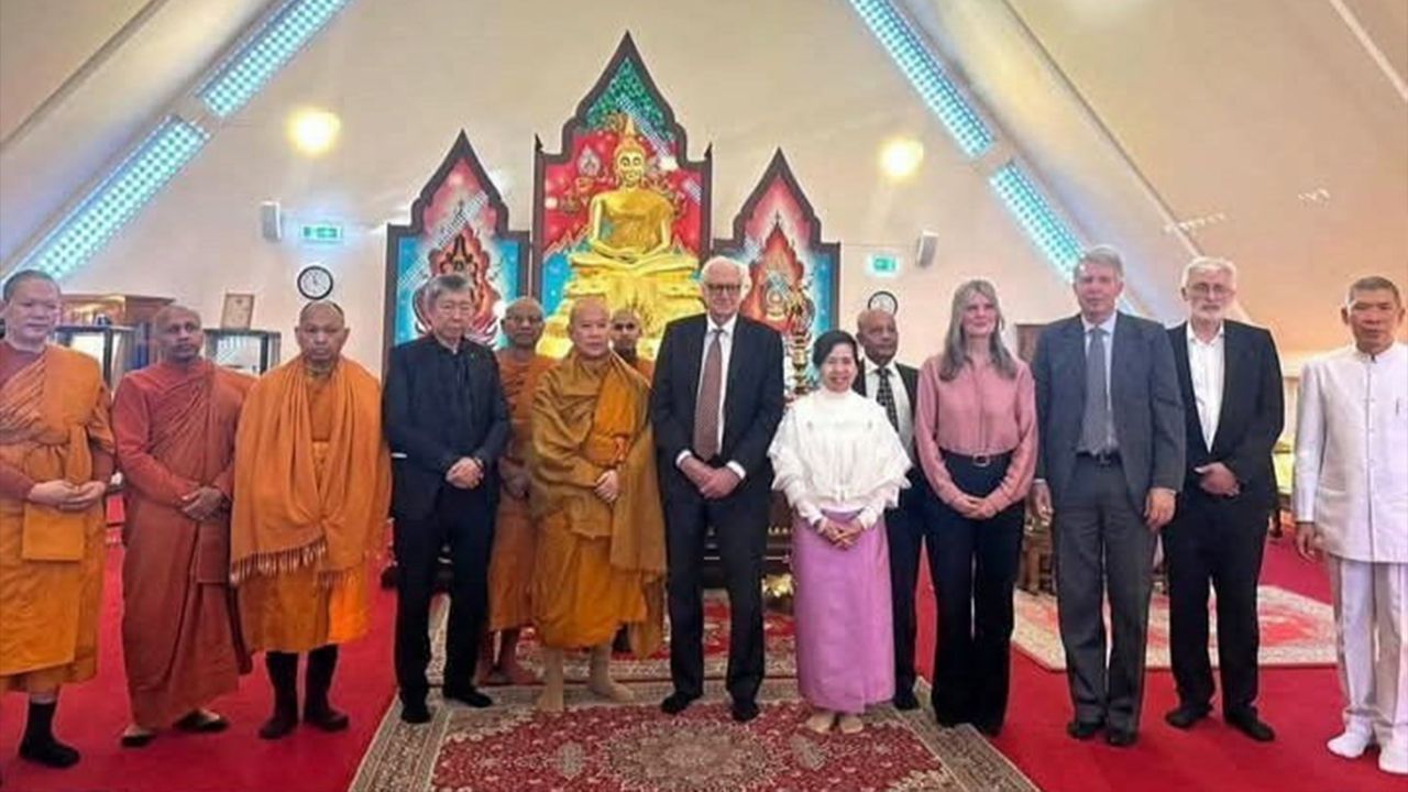 ต้อนรับ - นิธิวดี มานิตกุล ออท. ณ กรุงออสโล ประเทศนอร์เวย์ ต้อนรับ พระพรหมสิทธิ กรรมการมหาเถรสมาคม/เจ้าอาวาสวัดสระเกศฯ มี พระราชวชิรศาสนวิเทศ เจ้าอาวาสวัดไทยนอร์เวย์ ร่วมต้อนรับ ที่วัดฯ.