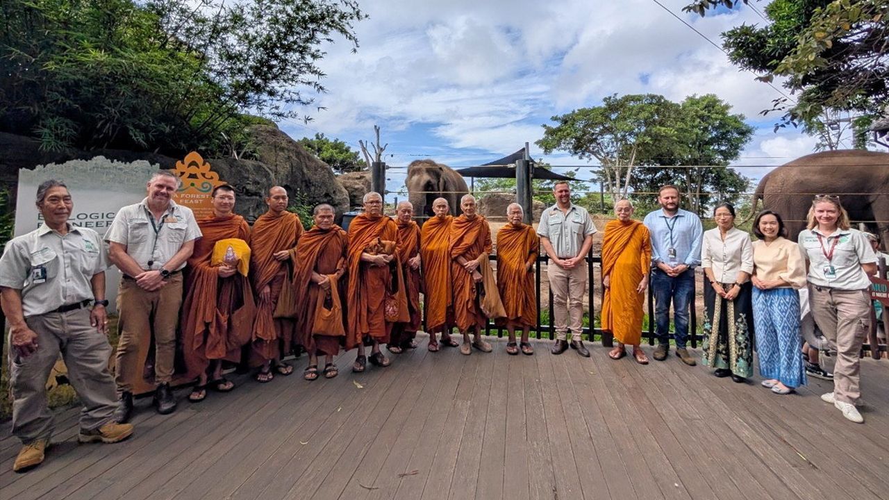 สิริมงคล - พระธรรมวชิรรังษี เจ้าอาวาสวัดป่าพุทธรังษี ลูเมียห์ ออสเตรเลีย อาจารี ศรีรัตนบัลล์ ออท. ณ กรุงแคนเบอร์รา และ หัทยา คูสกุล กสญ. ณ นครซิดนีย์ ร่วมพิธีเจริญพระพุทธมนต์ช้างไทย ที่สวนสัตว์ทารองกา ซิดนีย์ ก่อนย้ายที่อยู่.