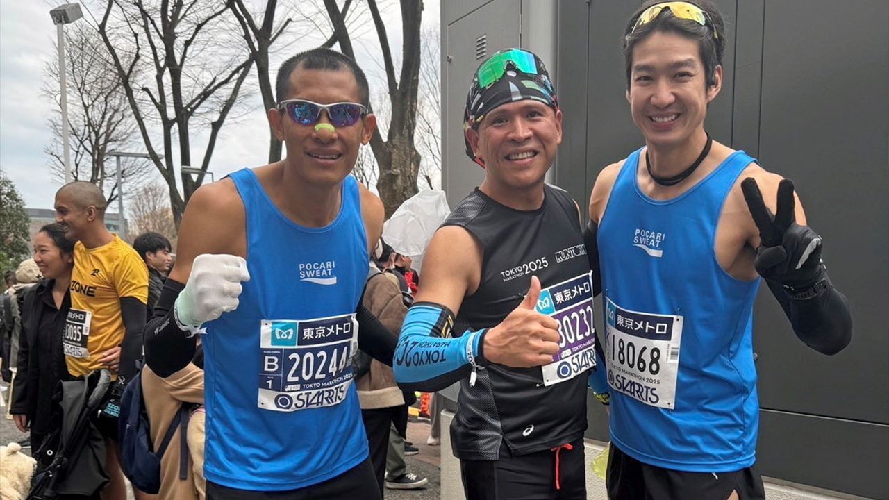 วิ่งที่ญี่ปุ่น - แนท วงศ์ชัยวัฒน์ ถ่ายภาพคู่กับ โค้ชเดี่ยว–ปฏิการ เพชรศรีชา นักวิ่งคนไทยเร็วที่สุด 2.39.09 นาที และ เดี่ยว–สุริยนต์ ทั้งคู่จบมาราธอนด้วย Sub 4 ในรายการ “Tokyo Marathon 2025” ที่กรุงโตเกียว ประเทศญี่ปุ่น.
