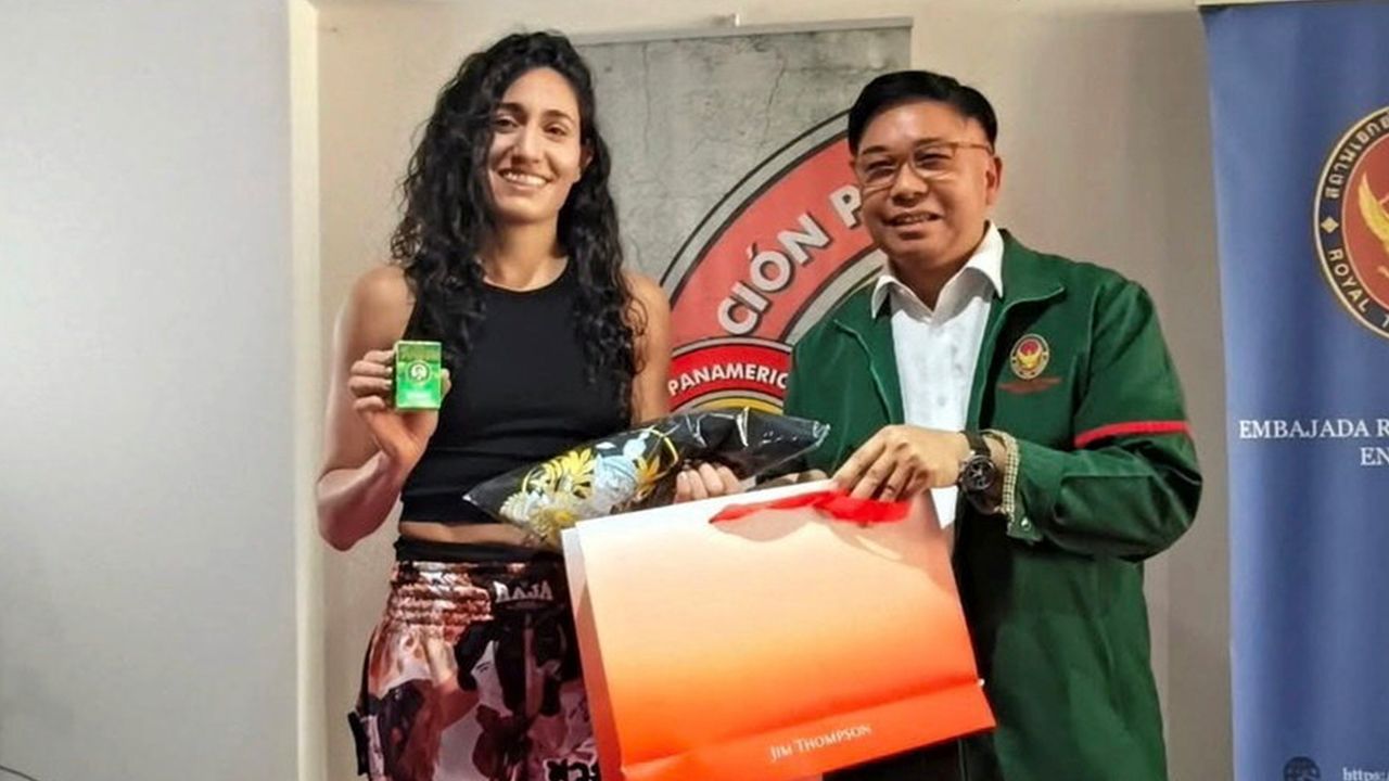 นักมวยคนเก่ง - รุจ ธรรมมงคล ออท. ณ กรุงเม็กซิโก ประเทศเม็กซิโก มอบของที่ระลึกแก่ ลอรา เบอร์โกส นักมวยไทยหญิงชาวเม็กซิโก เจ้าของเหรียญทองการแข่งขันระดับโลก ที่ไปฝึกสอนแก่สตรีชาวเม็กซิโก ที่ สอท.